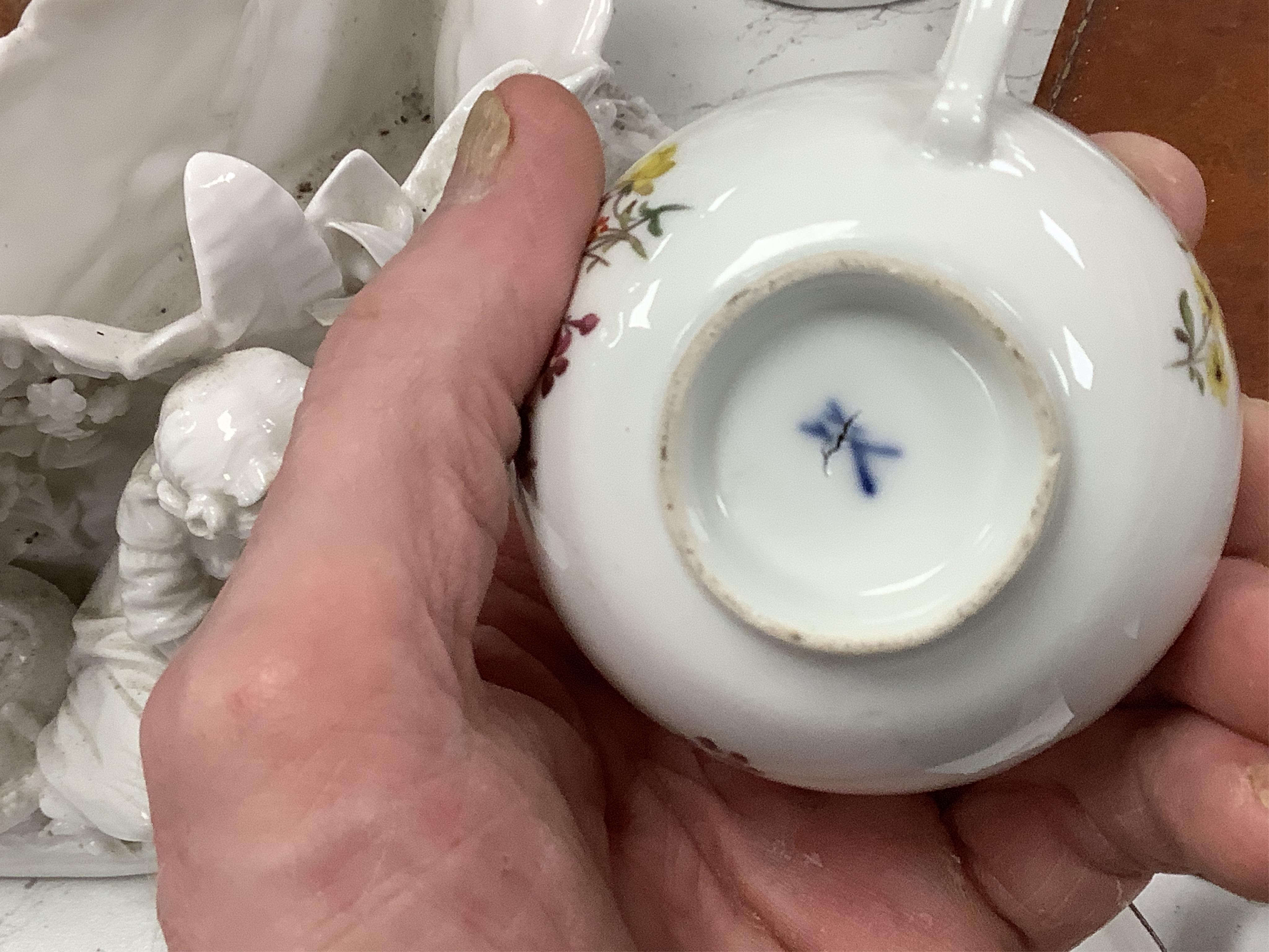 A group of 18th/19th century Continental porcelain, including six 18th century Vienna porcelain plates, a Meissen onion pattern dish, a pair of mid-18th century Meissen teacups and saucers, two tea bowls and saucers and